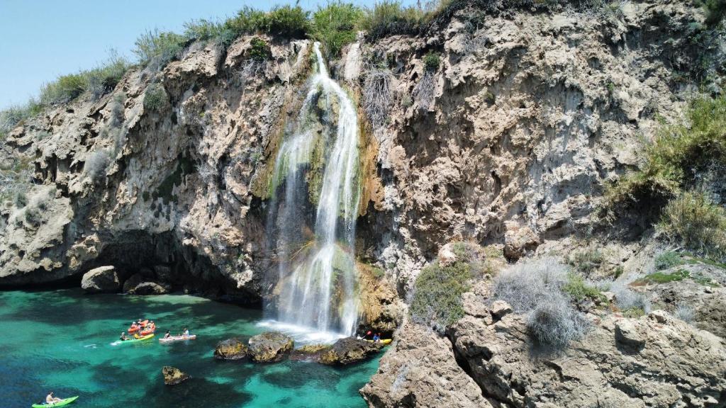 Waterval aan de kust